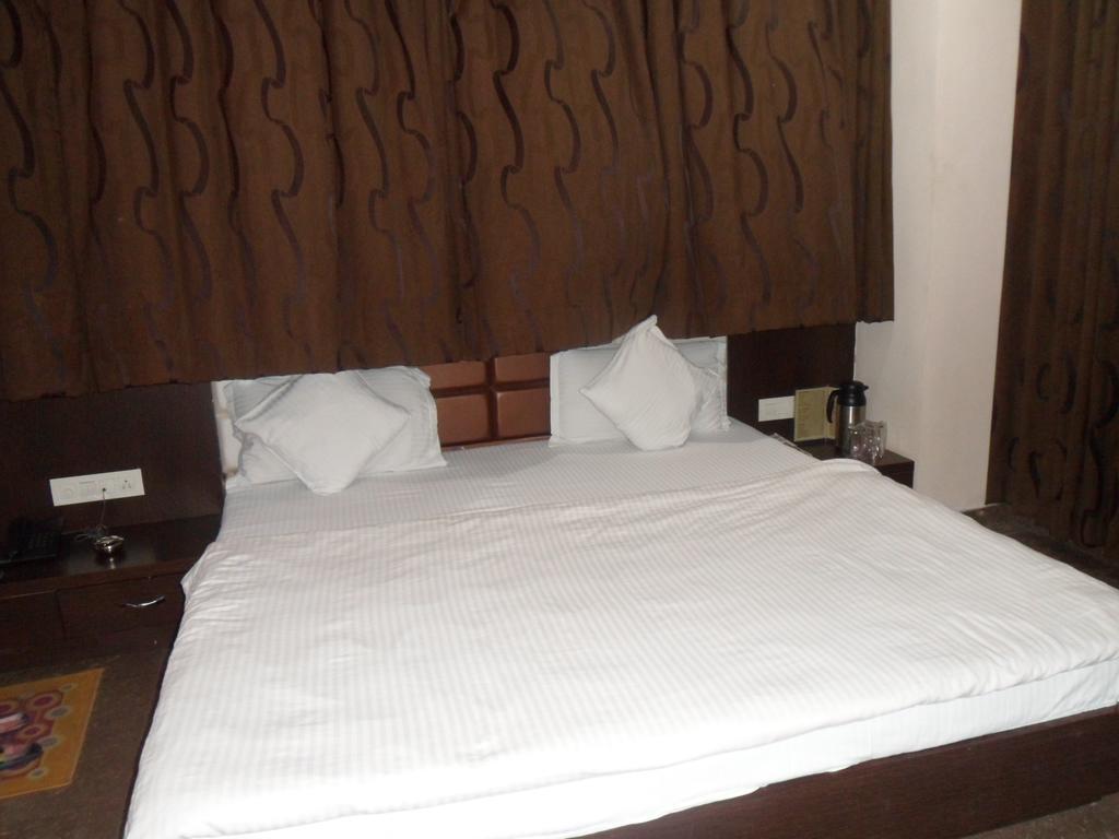 Hotel Silver Plaza Ahmedabad Zimmer foto