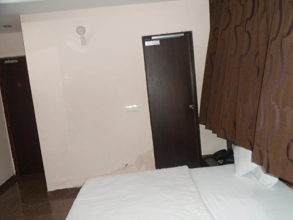 Hotel Silver Plaza Ahmedabad Zimmer foto